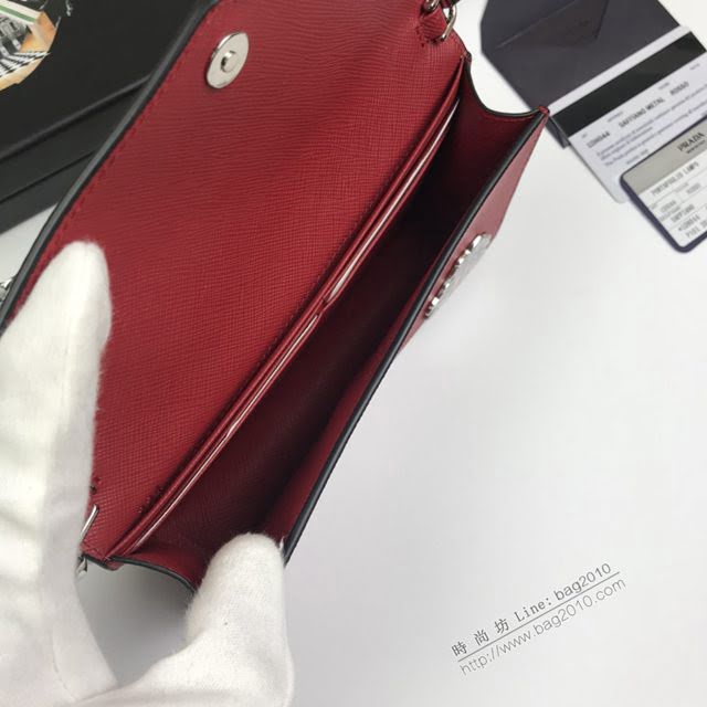 prada女包 普拉達最新聖誕限量款系列 1DH044 月兔徽章 PRADA女士斜挎迷你包 prada翻蓋鏈條女包  pyd2281